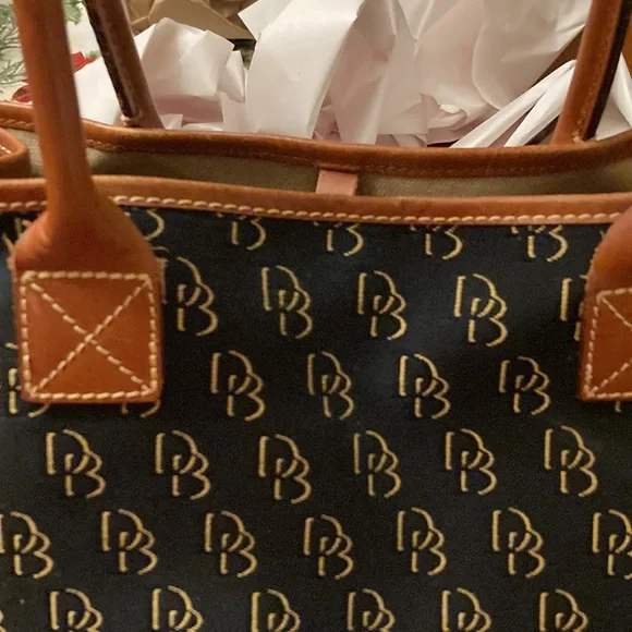 DOONEY & BOURKE BLACK & TAN SHOULDER BAG. VERY CLEAN! ALMOST LIKE NEW - Picture 13 of 15